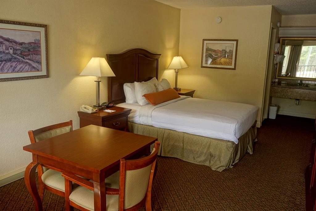 Best Western Point South Ємассі Екстер'єр фото