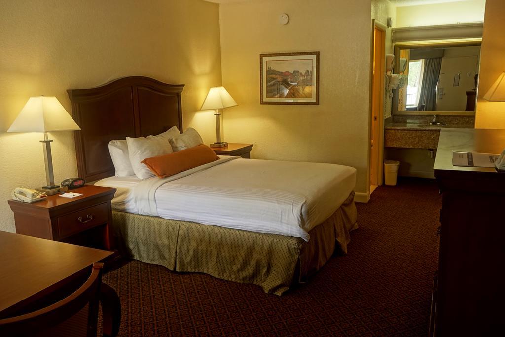 Best Western Point South Ємассі Екстер'єр фото